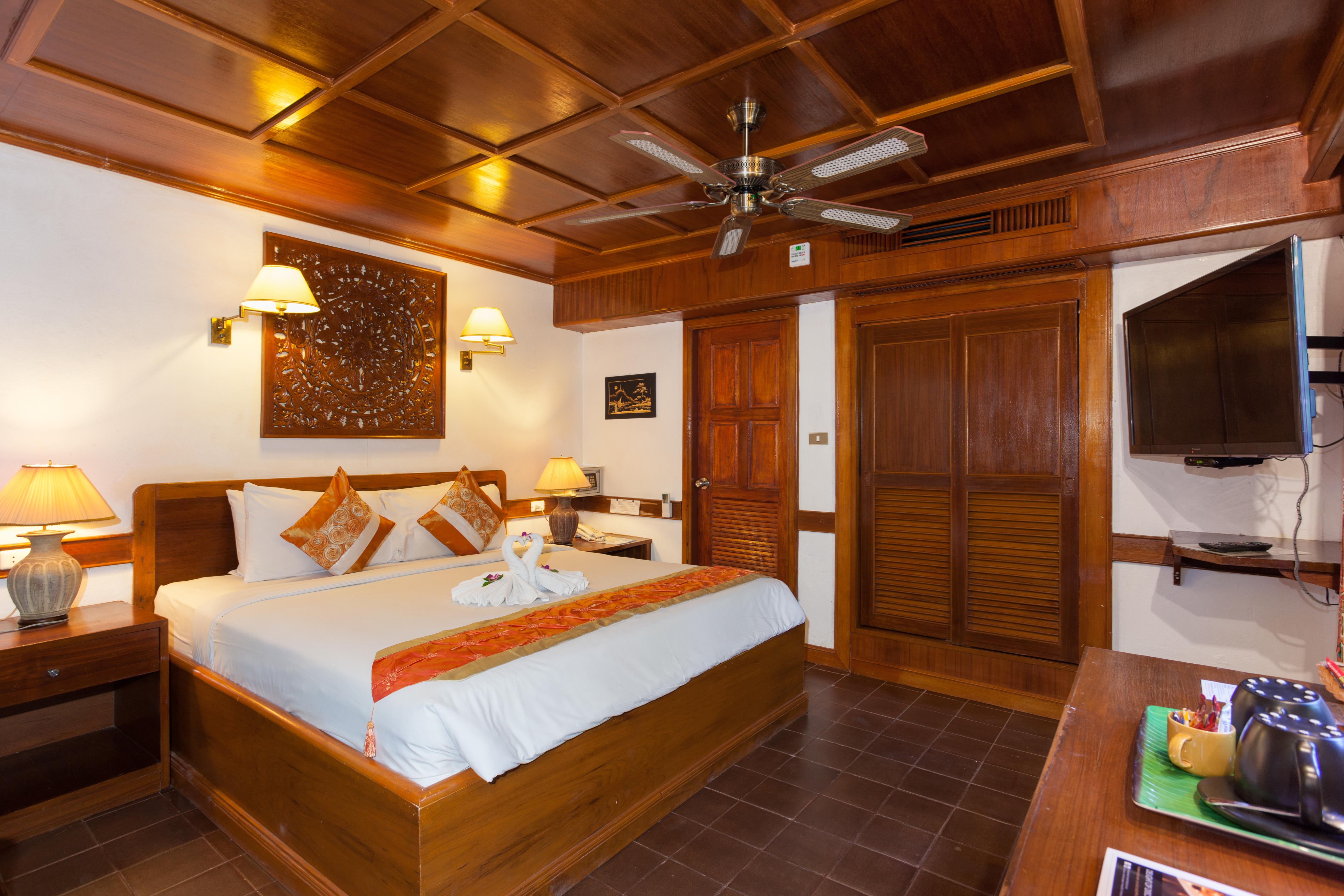 Tropica Bungalow Beach Hotel Patong Bagian luar foto