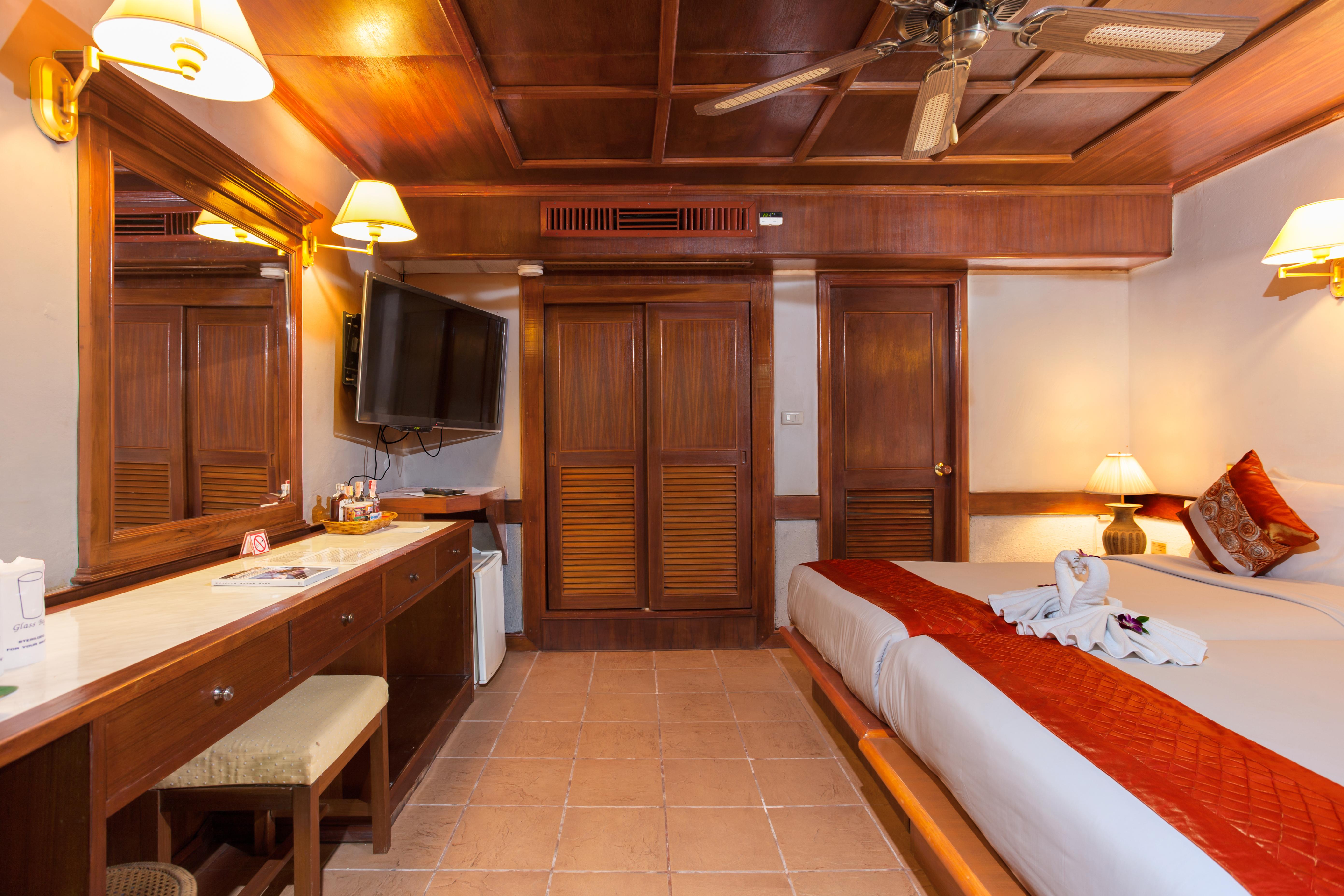 Tropica Bungalow Beach Hotel Patong Bagian luar foto