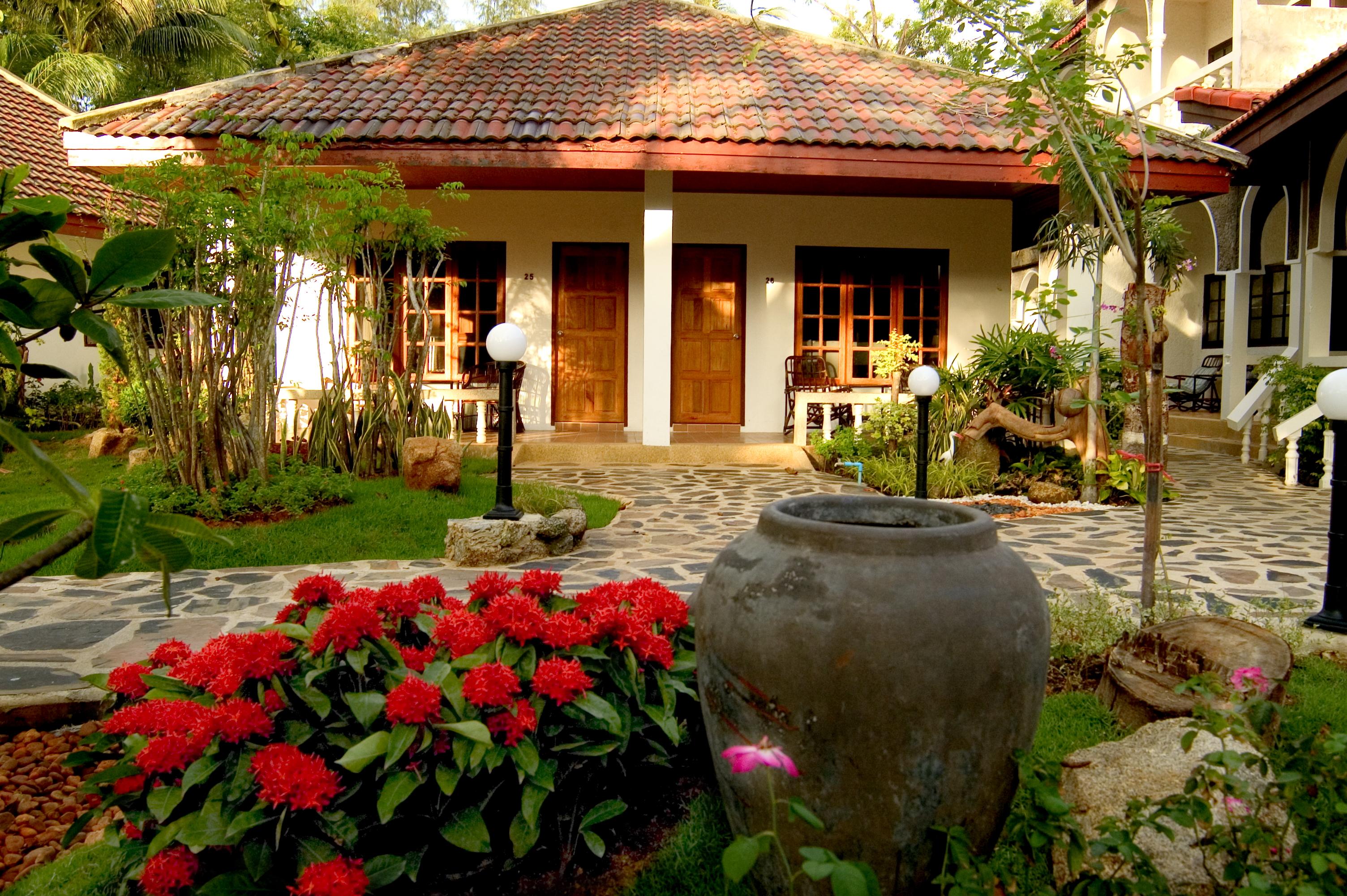 Tropica Bungalow Beach Hotel Patong Bagian luar foto