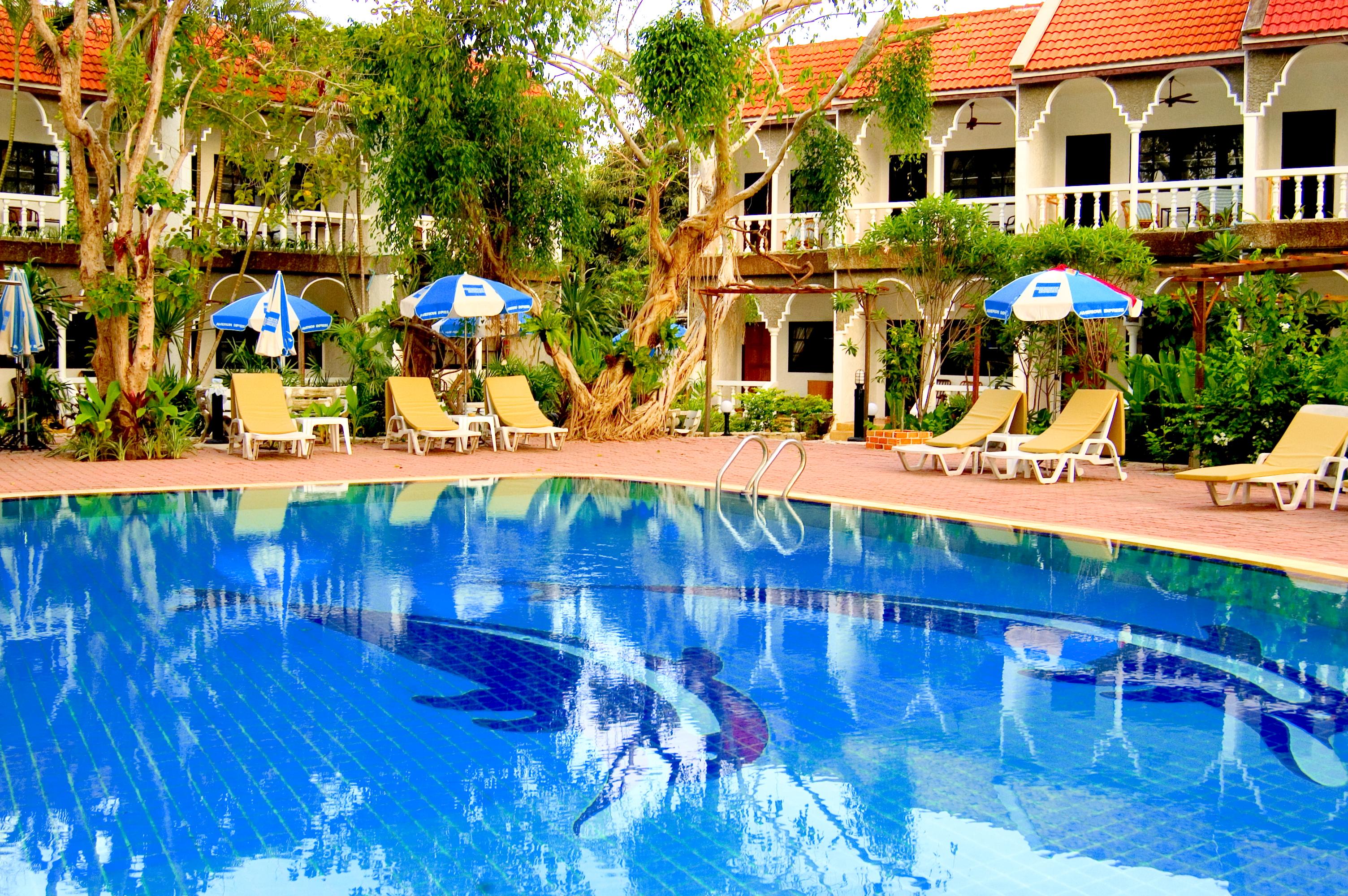 Tropica Bungalow Beach Hotel Patong Bagian luar foto